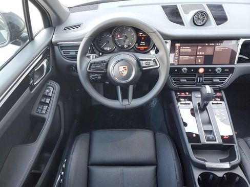 Used 2025 Porsche Macan image 17