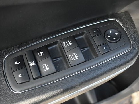 Used 2022 Chrysler 300 Touring L image 12