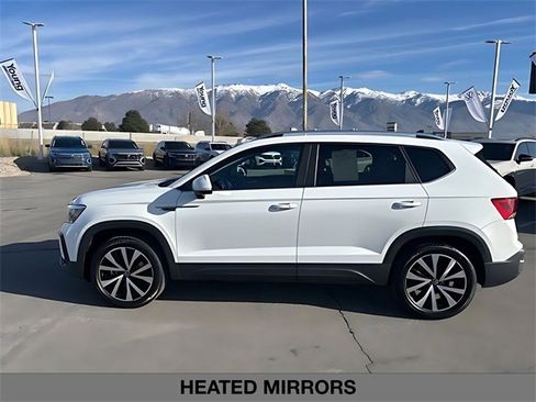 Used 2023 Volkswagen Taos SE w/ Panoramic Sunroof Package image 6