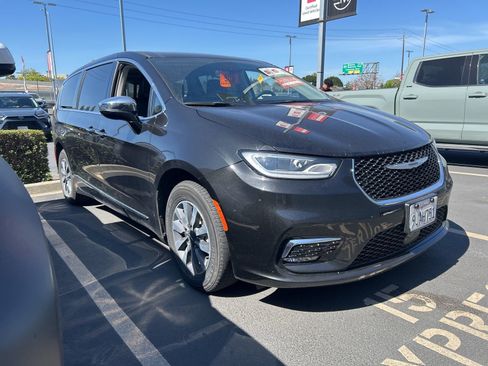 Used 2023 Chrysler Pacifica Limited image 1