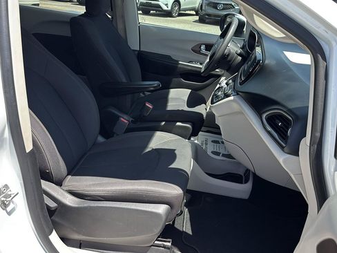 Used 2017 Chrysler Pacifica LX FWD image 23