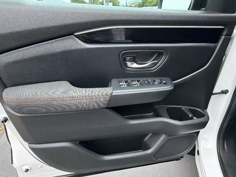 Used 2025 Honda Pilot Sport image 19