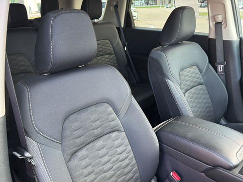Used 2025 Nissan Pathfinder S FWD image 32
