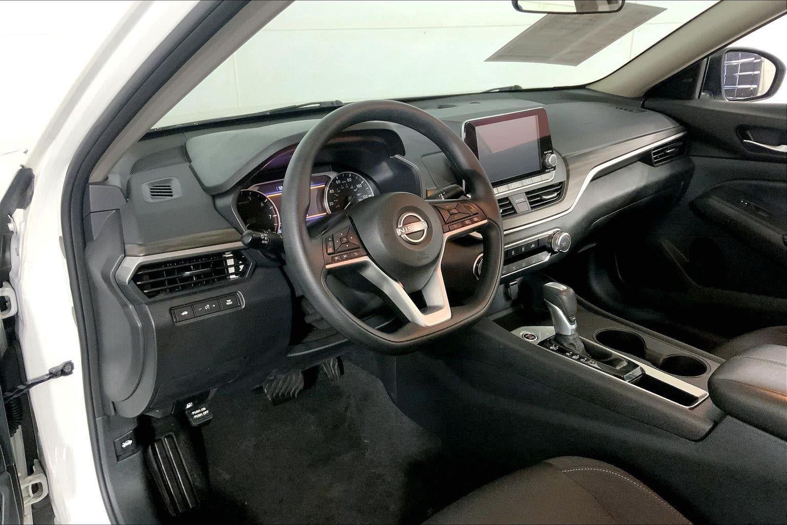 Used 2025 Nissan Altima 2.5 SV FWD image 14