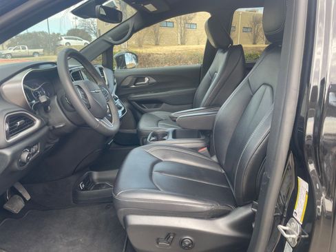 Used 2025 Chrysler Pacifica Select image 30