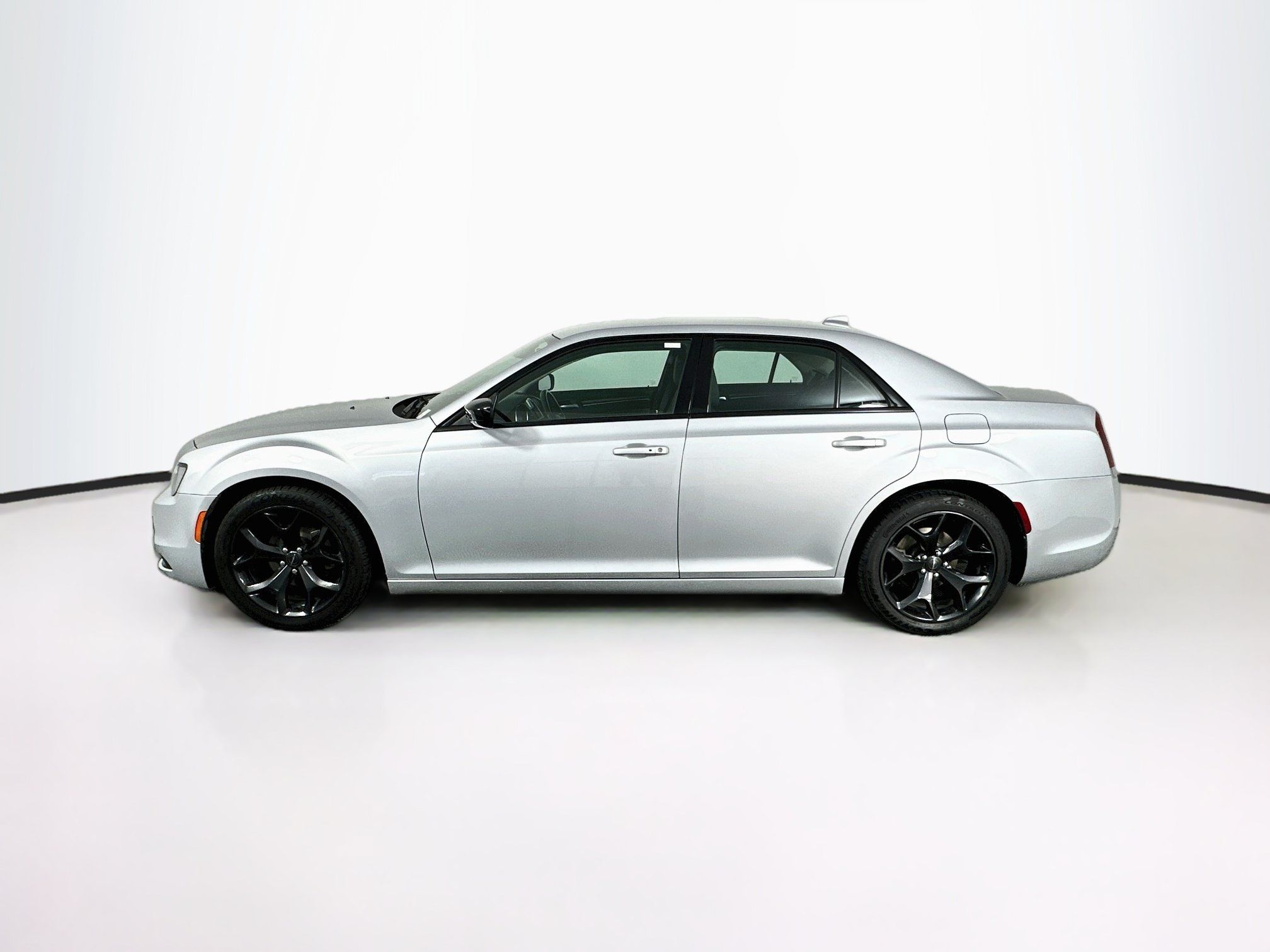 Used 2020 Chrysler 300 Touring w/ Sport Appearance Package RWD image 4