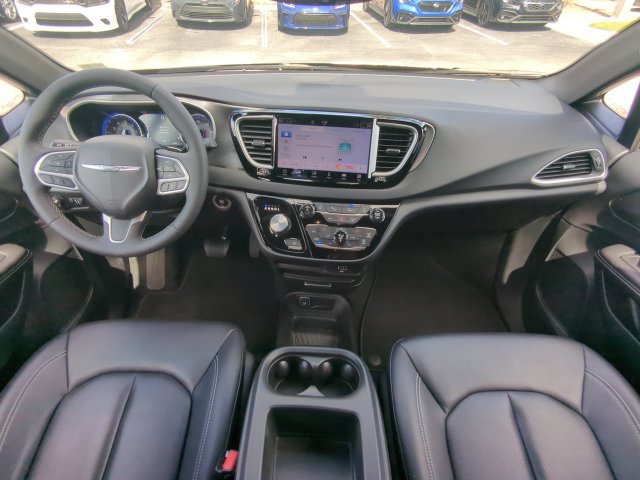Certified 2026 Chrysler Pacifica Select FWD image 18