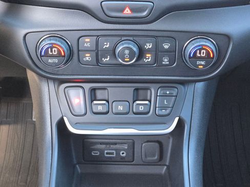 Used 2020 GMC Terrain SLE w/ Driver Convenience Package image 18