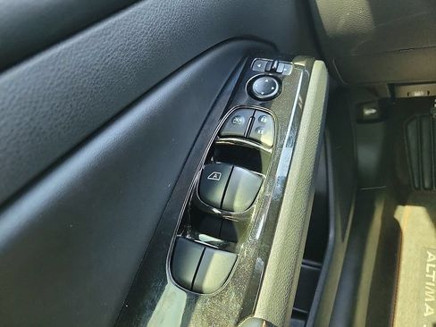 Used 2024 Nissan Altima 2.5 SR FWD image 13