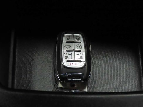 Used 2025 Chrysler Pacifica Select FWD image 15