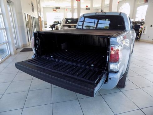 Used 2020 Toyota Tacoma TRD Off-Road w/ TRD Premium Off Road Package AWD/4WD image 9