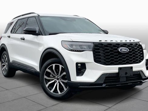 Used 2025 Ford Explorer ST-Line image 2