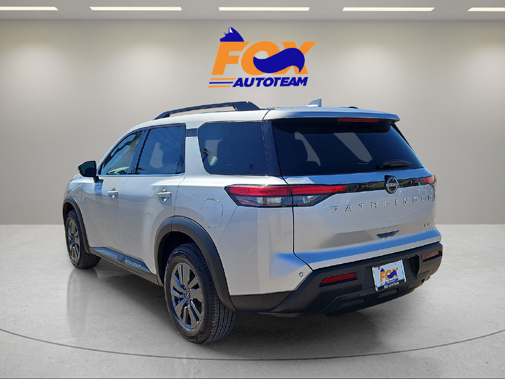 Used 2024 Nissan Pathfinder SV FWD image 3