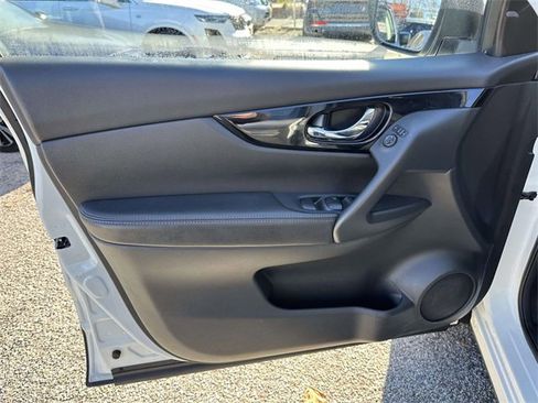 Used 2017 Nissan Rogue Sport SV w/ SV Premium Package image 12