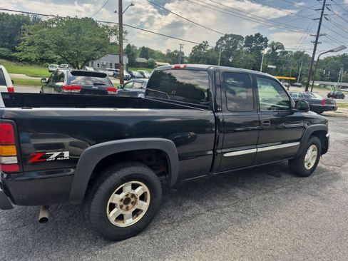 Used 2005 GMC Sierra 1500 SLE w/ Light Duty Power Package AWD/4WD image 4