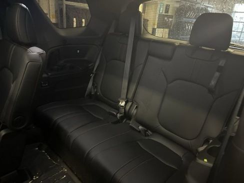 Used 2025 Honda Pilot TrailSport image 27