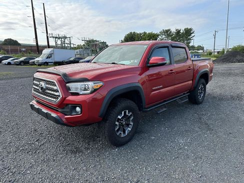 Used 2017 Toyota Tacoma TRD Off-Road w/ Tow Package (A/T) AWD/4WD image 4