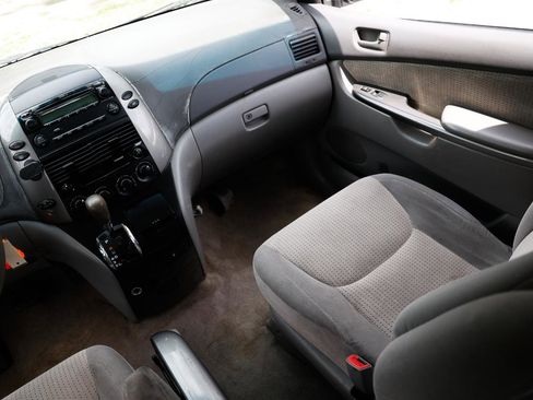 Used 2010 Toyota Sienna CE FWD image 21