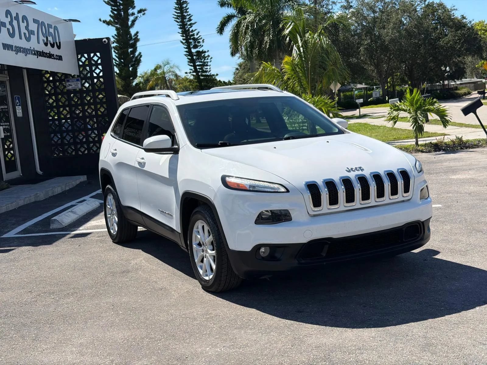 Used 2015 Jeep Cherokee Latitude w/ Comfort/Convenience Group FWD image 3