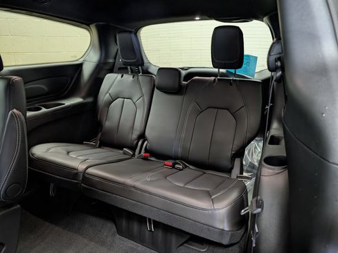 New 2026 Chrysler Pacifica Select image 11