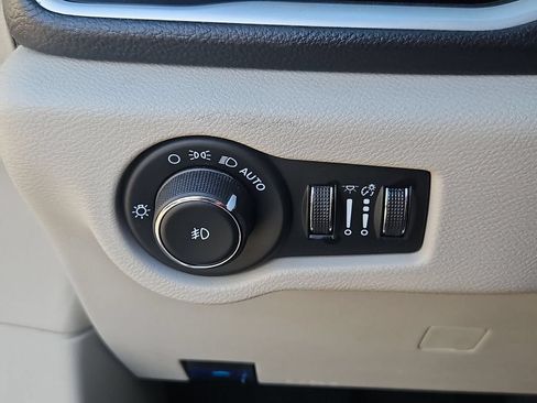Certified 2023 Chrysler Pacifica Touring-L FWD image 18