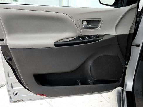 Used 2020 Toyota Sienna LE FWD image 24