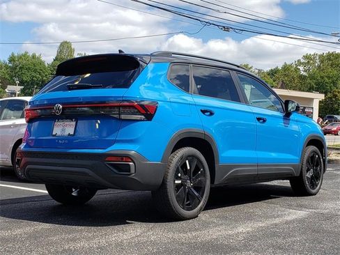 New 2025 Volkswagen Taos SE image 3