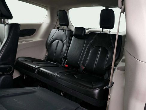 Used 2023 Chrysler Pacifica Touring-L FWD image 20