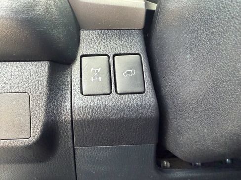 Used 2018 Toyota RAV4 XLE AWD/4WD image 38