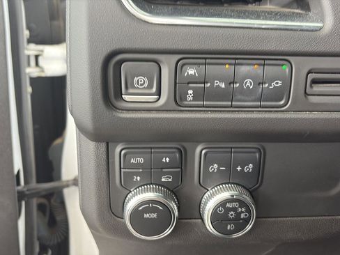 Used 2021 GMC Yukon SLT w/ SLT Premium Package image 17