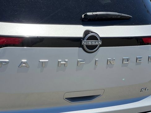 Used 2025 Nissan Pathfinder SL w/ SL Premium Package FWD image 28