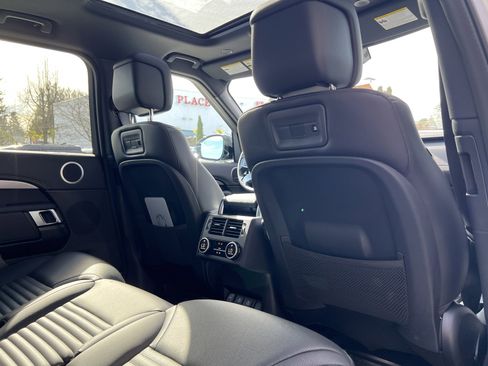 New 2024 Land Rover Discovery Dynamic SE image 11