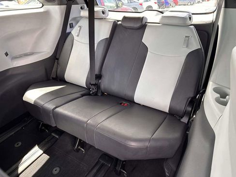 Used 2023 Toyota Sienna XSE w/ XSE Plus Package FWD image 14