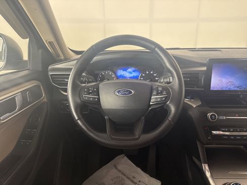 Used 2020 Ford Explorer XLT w/ Equipment Group 202A RWD image 11
