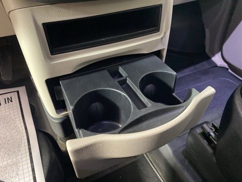 Used 2016 Chrysler Town & Country Touring w/ Driver Convenience Group image 23