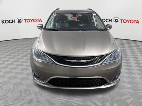 Used 2017 Chrysler Pacifica Touring-L w/ Tire & Wheel Group image 2