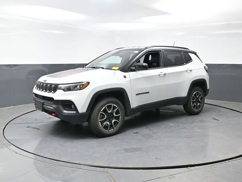 Used 2025 Jeep Compass Trailhawk AWD/4WD image 10