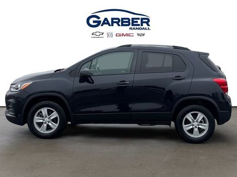 Used 2022 Chevrolet Trax LT w/ LT Convenience Package image 2