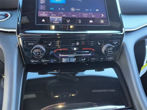 New 2025 Jeep Grand Cherokee Laredo X w/ Luxury Tech Group I image 18