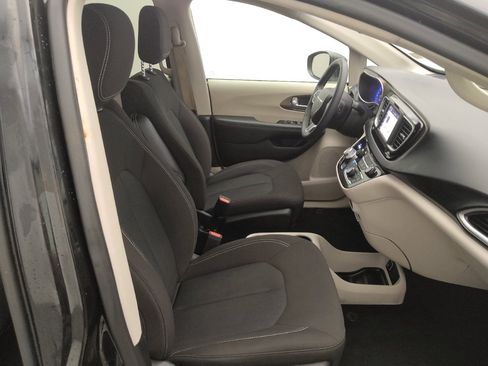Used 2023 Chrysler Voyager LX FWD image 19