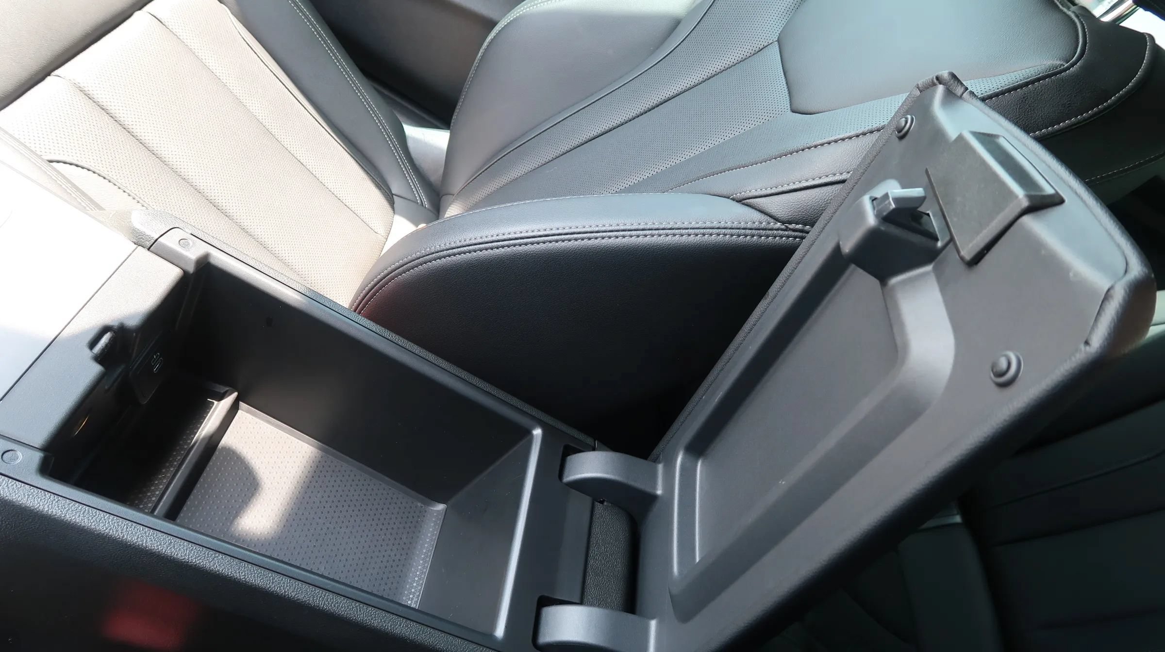 Used 2024 BMW 230i Coupe w/ Convenience Package RWD image 26