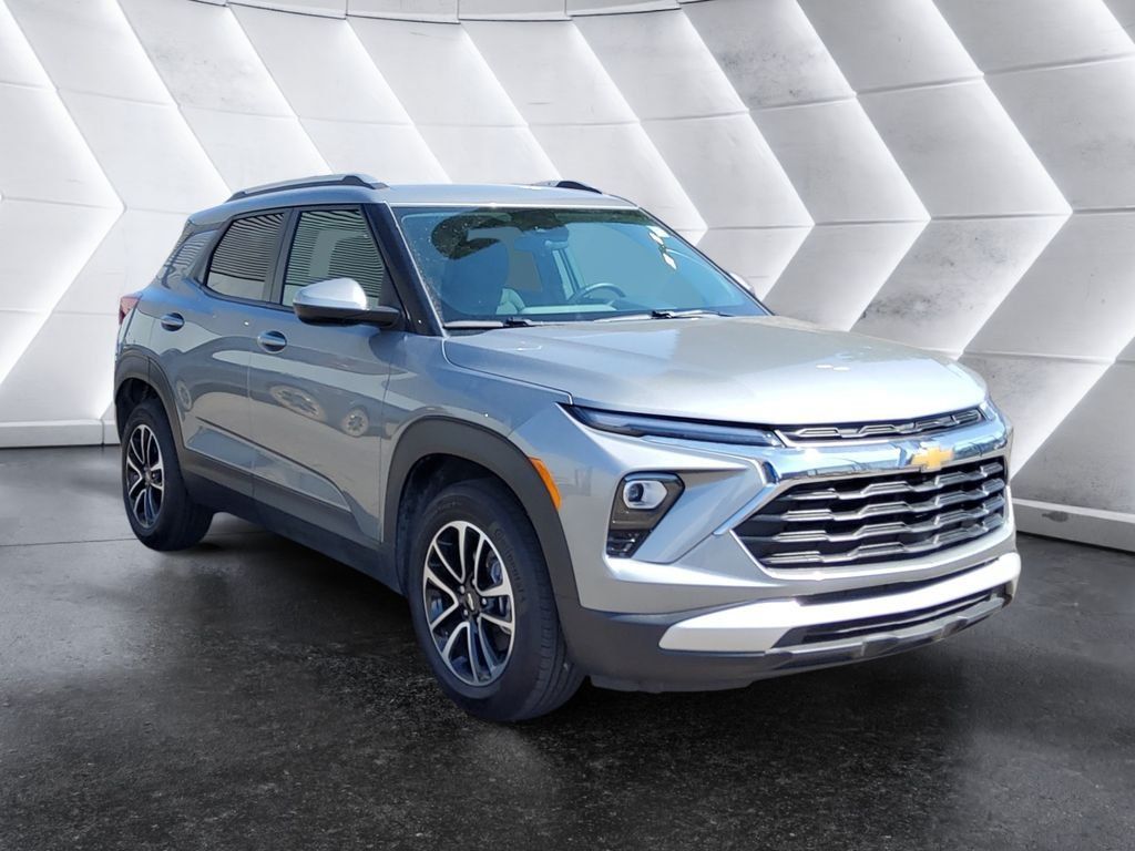 Used 2025 Chevrolet TrailBlazer LT w/ LT Cold Weather Package FWD image 1