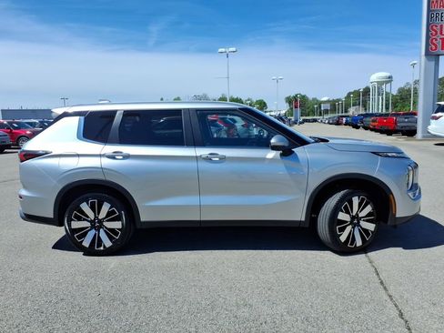 Used 2025 Mitsubishi Outlander SE AWD/4WD image 2