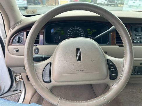 Used 2002 Lincoln Town Car Executive RWD image 18
