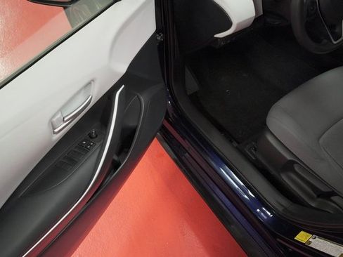 Used 2023 Toyota Corolla SE w/ SE Package image 9