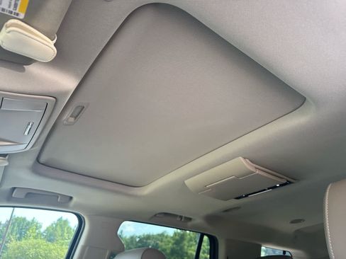 Used 2017 GMC Yukon SLT w/ Premium Edition AWD/4WD image 9
