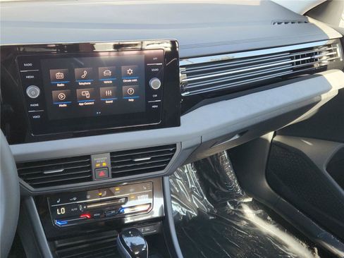 New 2025 Volkswagen Jetta SE image 18