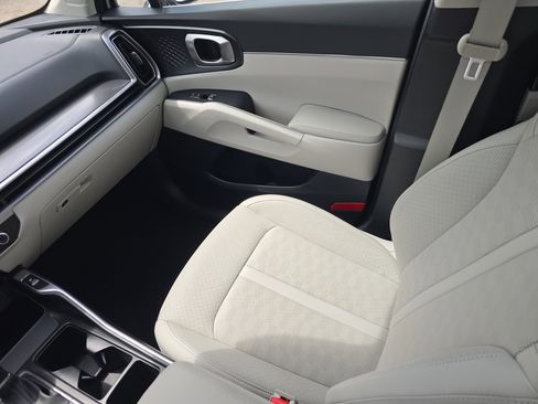 Certified 2025 Kia Sorento EX image 15