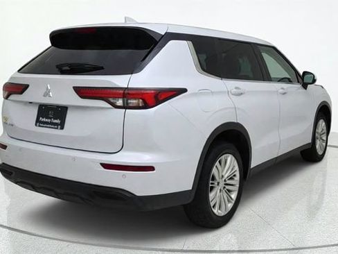 Used 2023 Mitsubishi Outlander ES FWD image 5