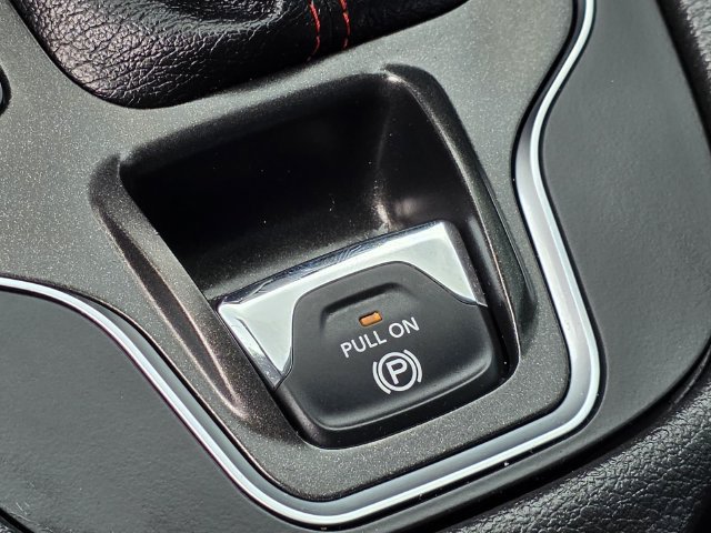 Used 2019 Jeep Cherokee Trailhawk AWD/4WD image 25